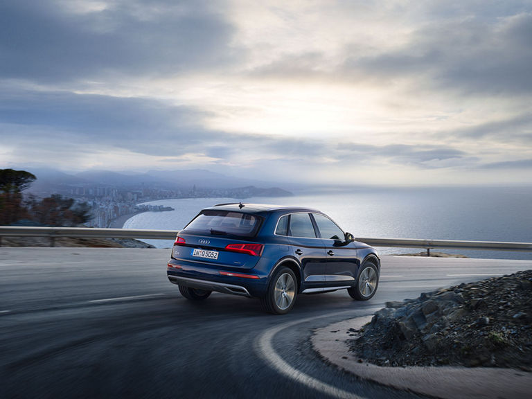 Audi Q5 auf Fahrbahn