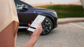 Kvinna som håller en mobiltelefon i handen