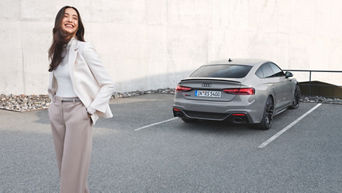 Frau vor Audi