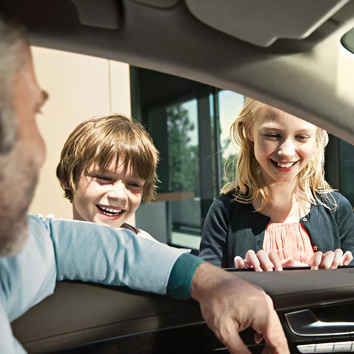 Umfangreiche Serviceleistungen bieten Ihnen die digitalen Dienste des Audi connect Notruf & Service Pakets. Mehr Sorglosigkeit für Ihre ganze Familie.