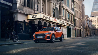 883x496_eciRGBv2_2018_Audi_Q3_Day2_Theater_with_sign.jpg