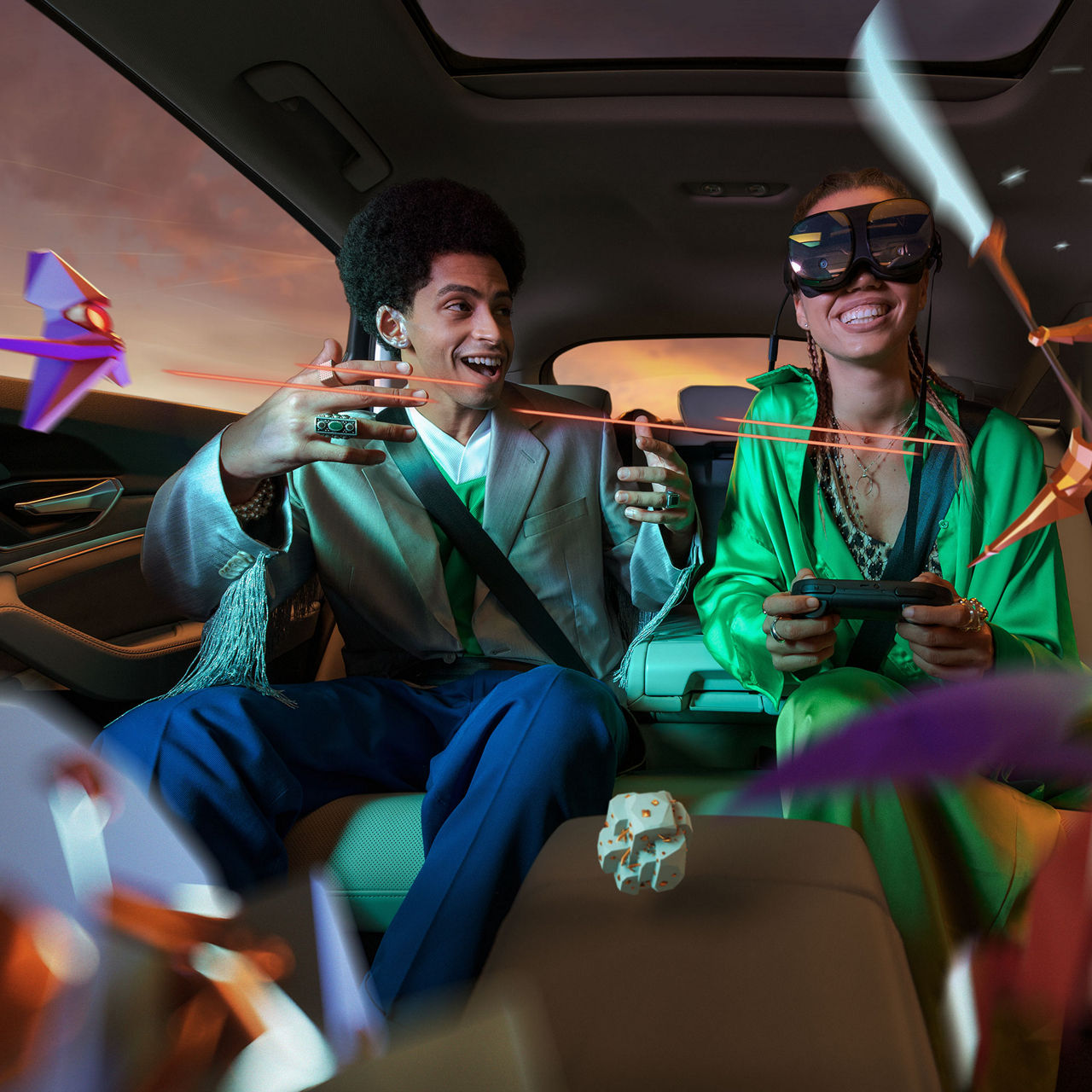 Zwei Menschen mit VR-Brille im Fond eines Audi
