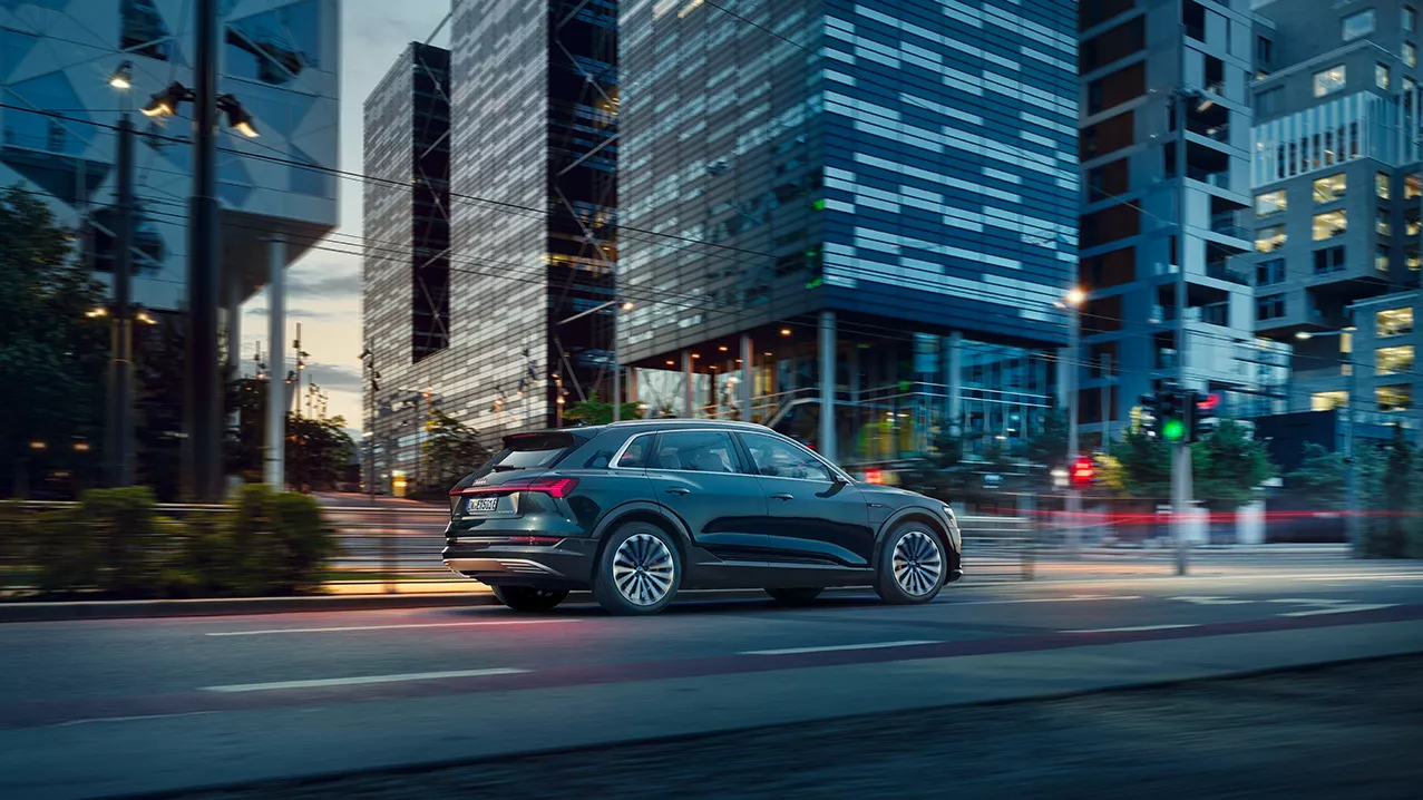 Audi-e-tron fährt auf rote Ampel zu.