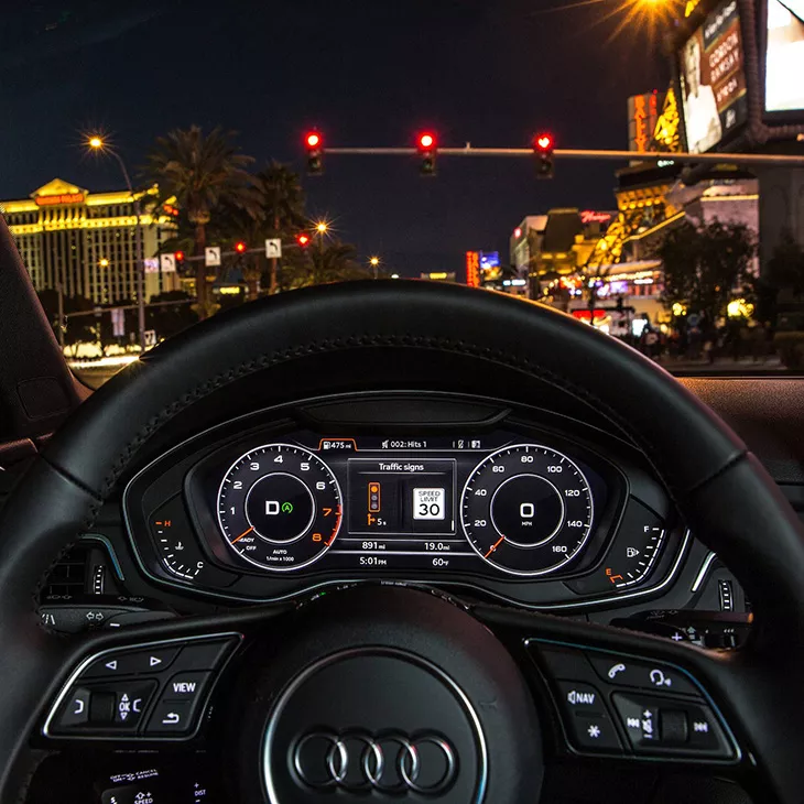 Anzeige der optimalen Geschwindigkeit durch den connect Dienst Ampelinformation online im Cockpit.