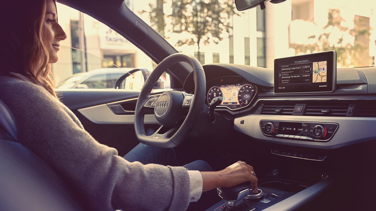 Frau am Steuer eines Audi