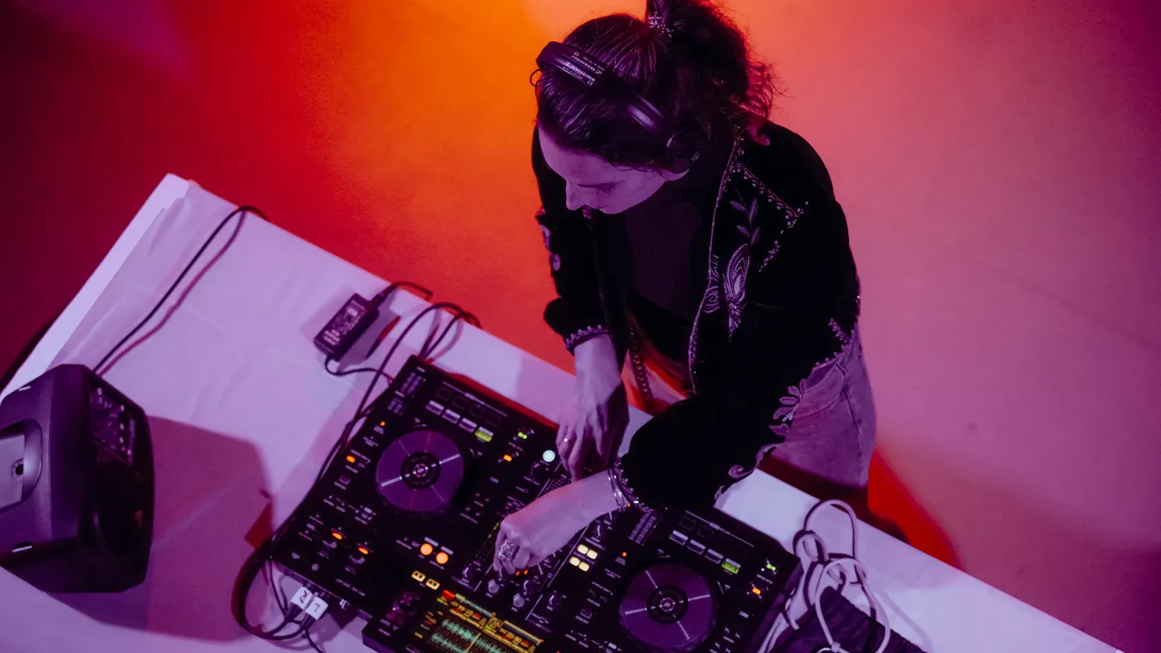 Eine Person am DJ-Pult