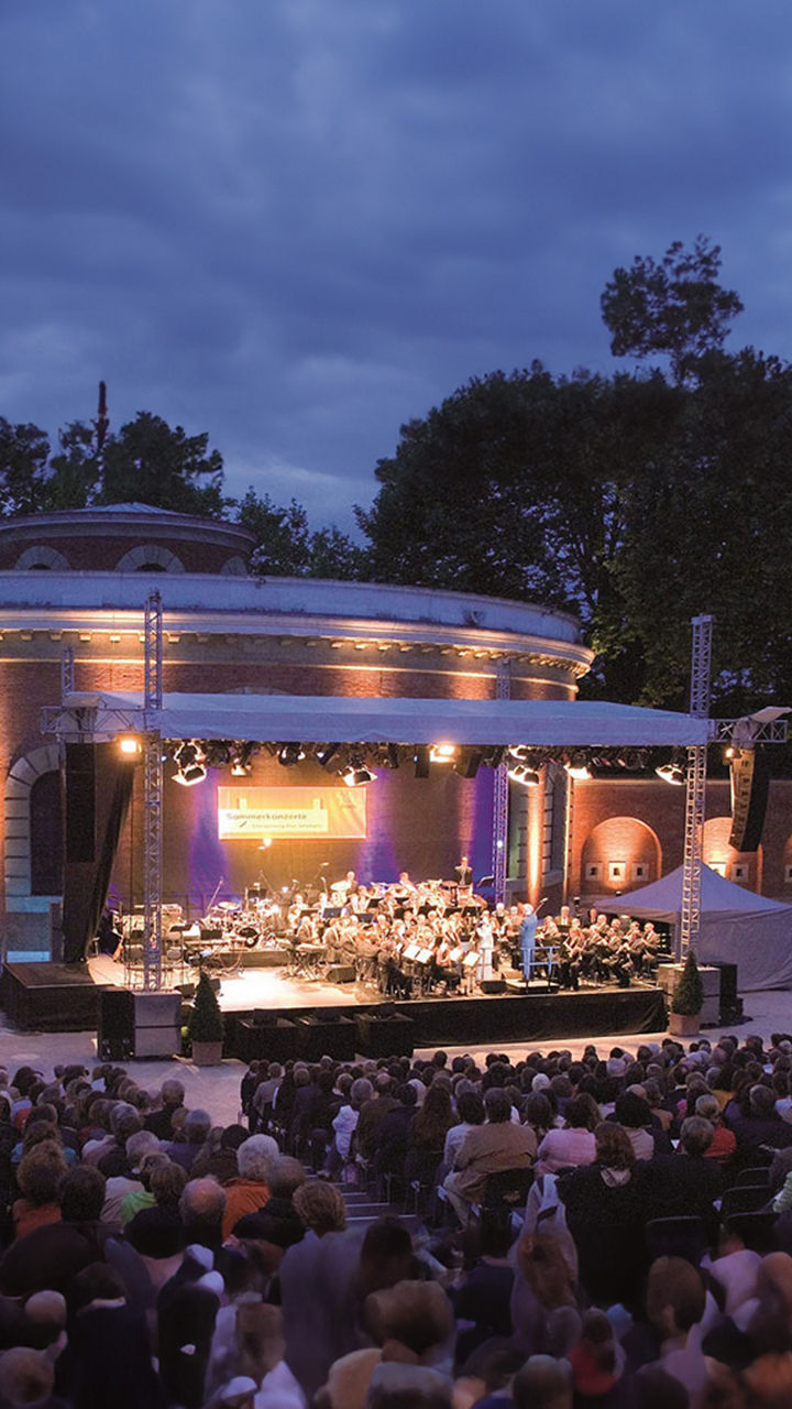 Band spielt auf einer Freilichtbühne
