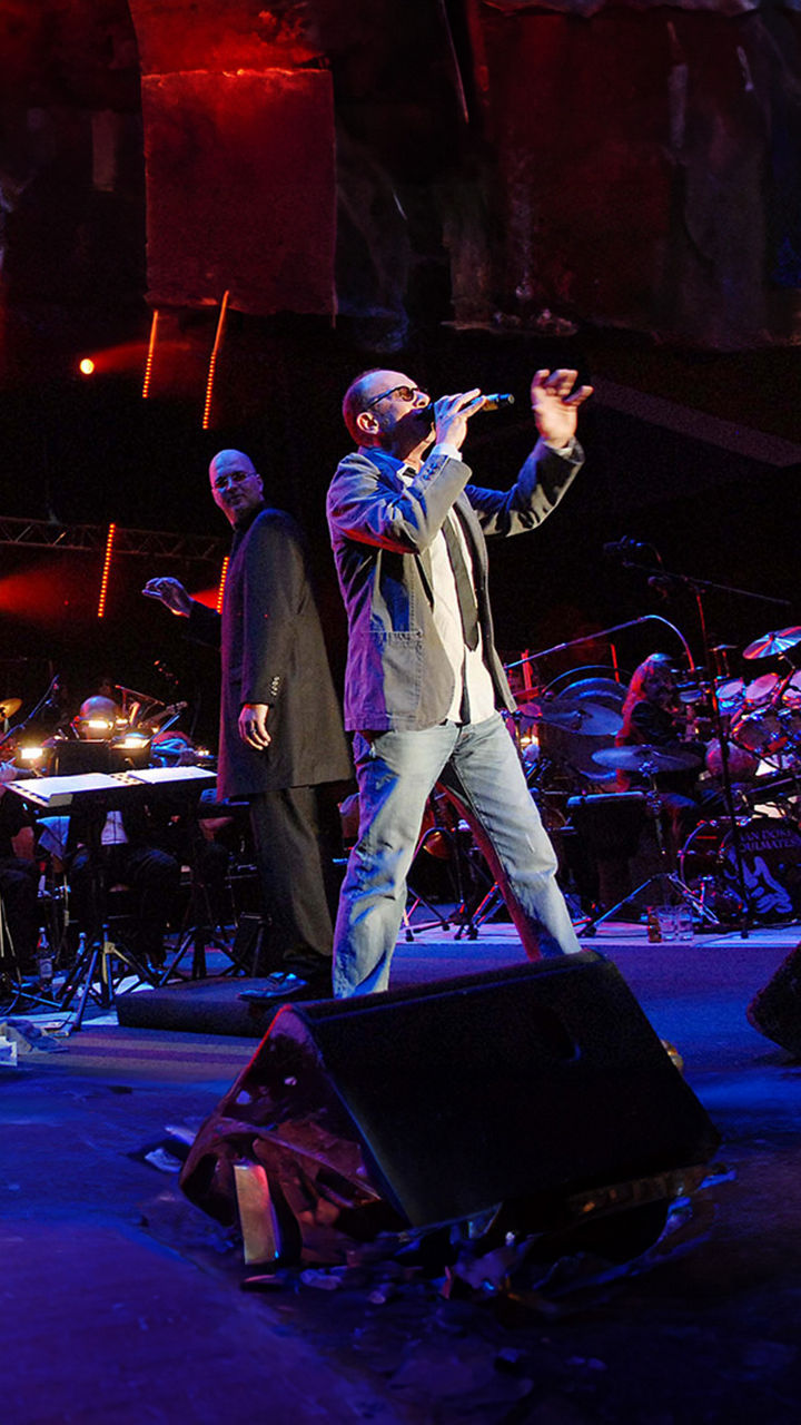 Sänger beim Performen auf der Bühne