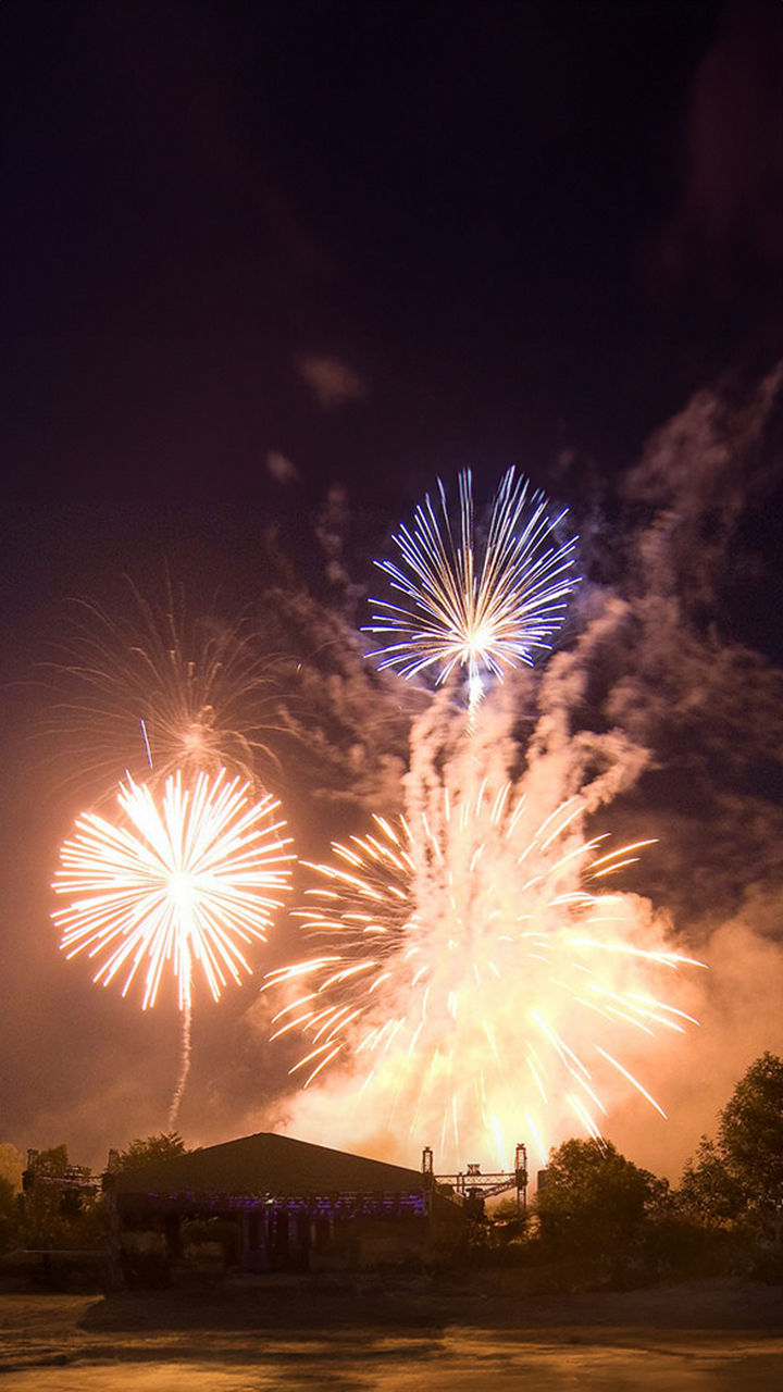 Feuerwerk über Konzertbühne