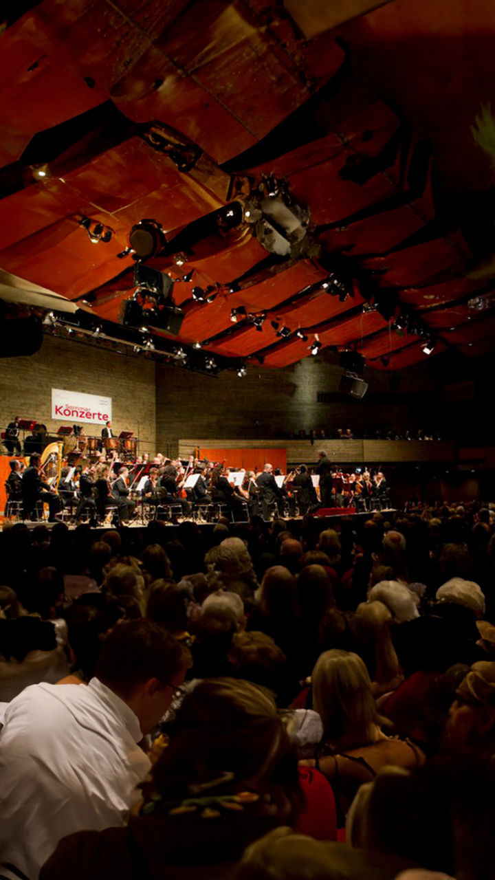 Band spielt auf der Bühne vor großem Publikum