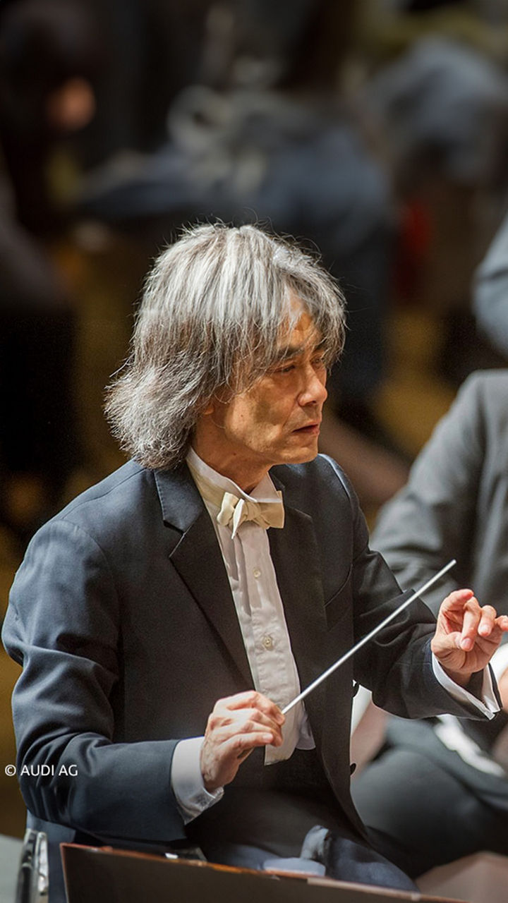 Dirigent dirigiert Orchester