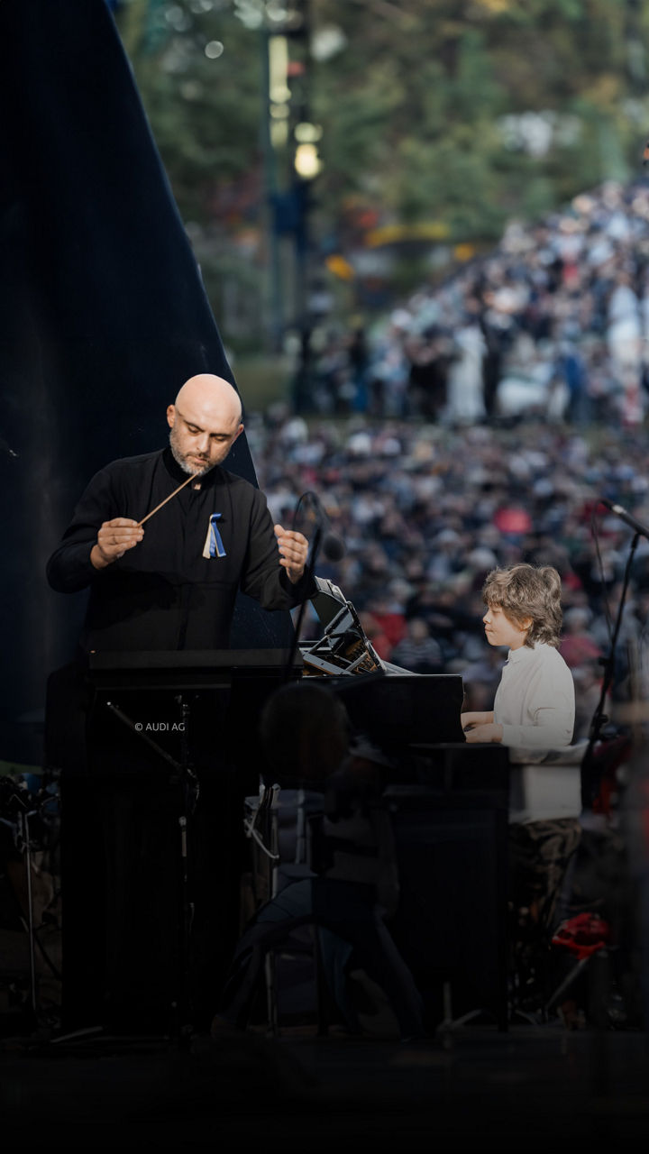 Kind spielt am Klavier