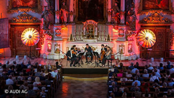 Band auf beleuchteter Bühne