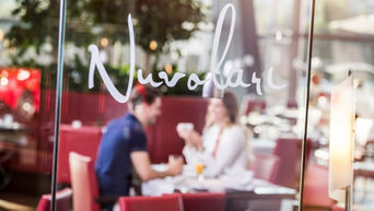 Restaurant Nuvolari Eingang, im Hintergrund sitzt ein Paar am Tisch und isst