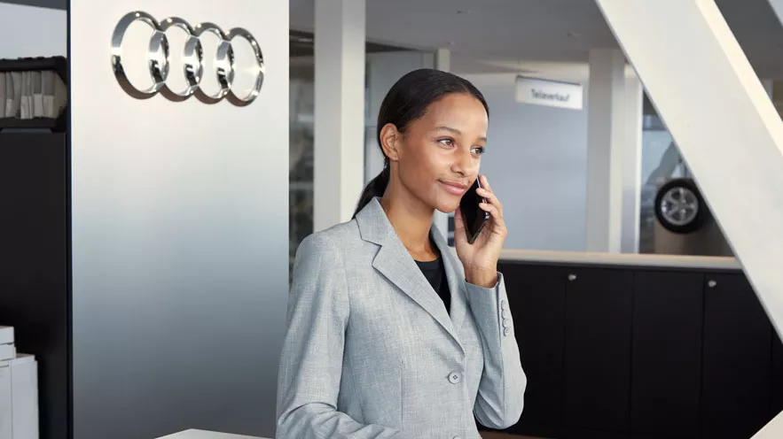 Eine Frau am Telefon