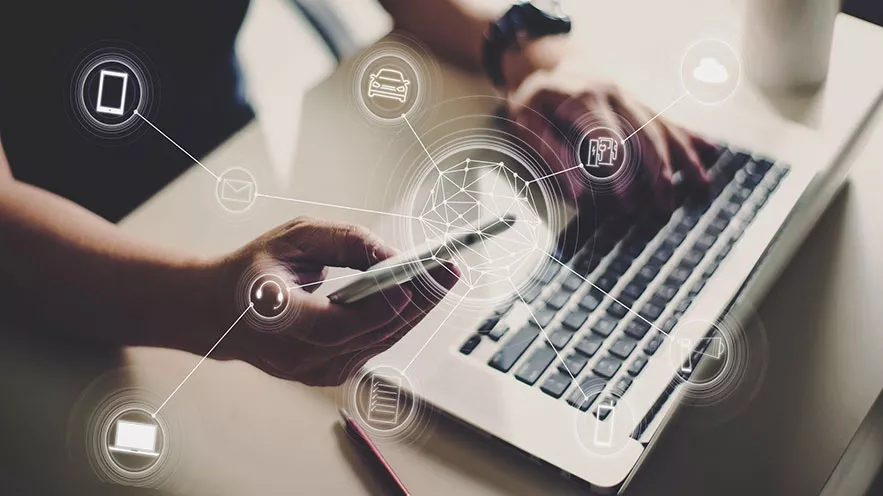 Smartphone und Laptop vom Fuhrparkmanagement