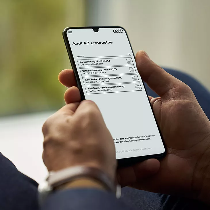persona che legge le informazioni più importanti della sua vettura Audi tramite l'app myAudi