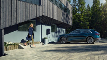 Audi e-tron lader hjemme