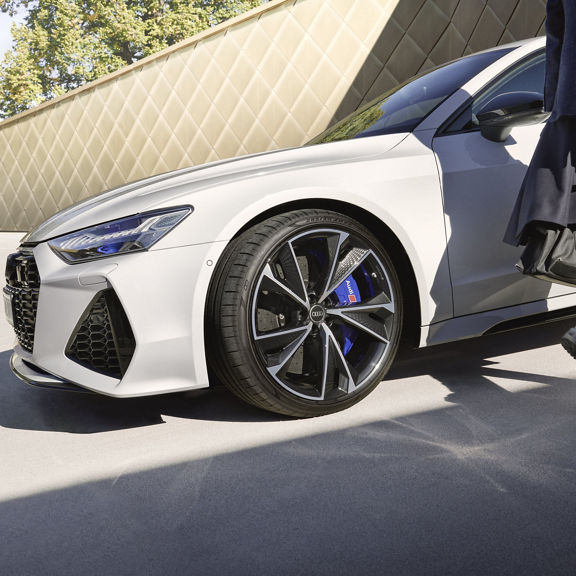 Interiør i Audi A8 L med brunt læderinteriør and kontrastsyninger