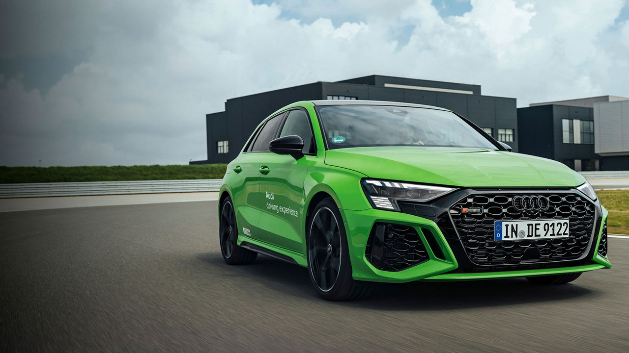 Grüner Audi RS 3 Sportback mit weißem Logo der Audi driving experience