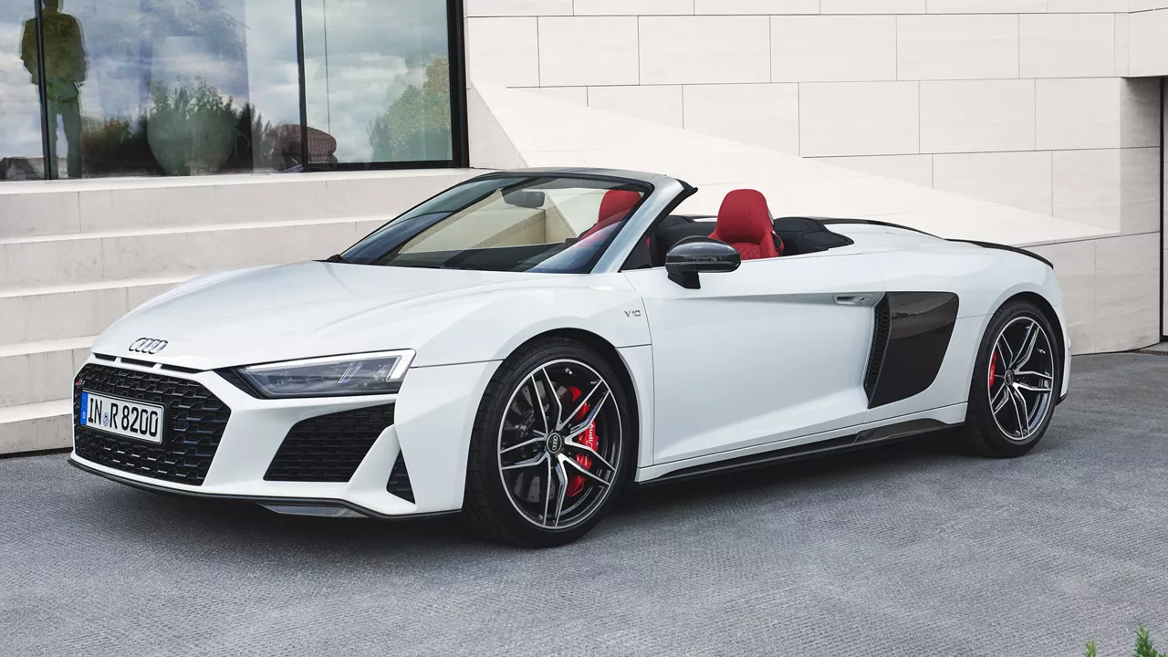 Weißer Audi R8 Spyder V10 perfomance plus mit rotem Interieur (Sitze)