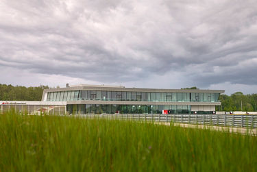 Audi Driving Experience Center vor bewölktem Himmel