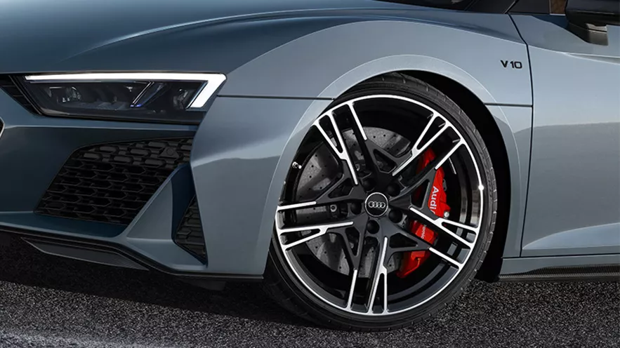 Mattgrauer Audi R8 mit Pirelli Reifen (Ansicht Reifen und nur wenig Modell)