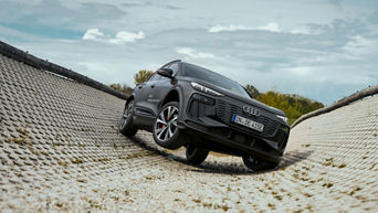 Grauer Audi SQ6 SUV e-tron auf einem Trainingsgelände.