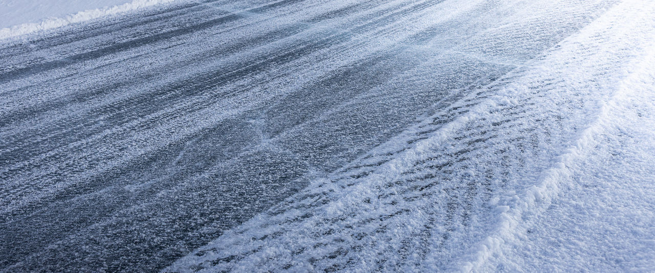 Autospuren im Schnee