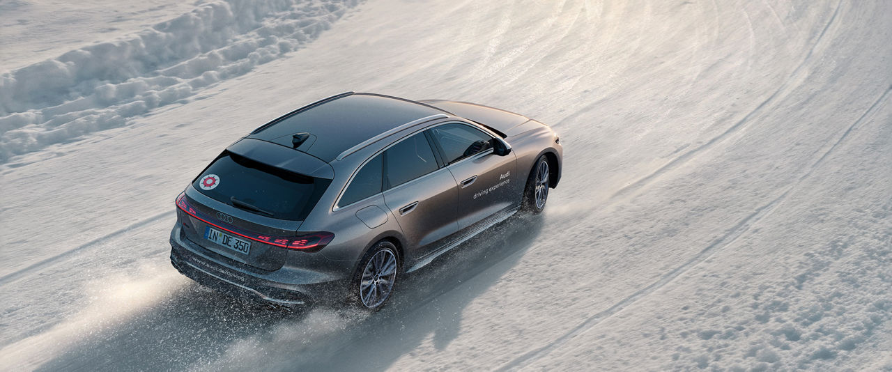 Grauer Audi S5 Avant drifted im Schnee