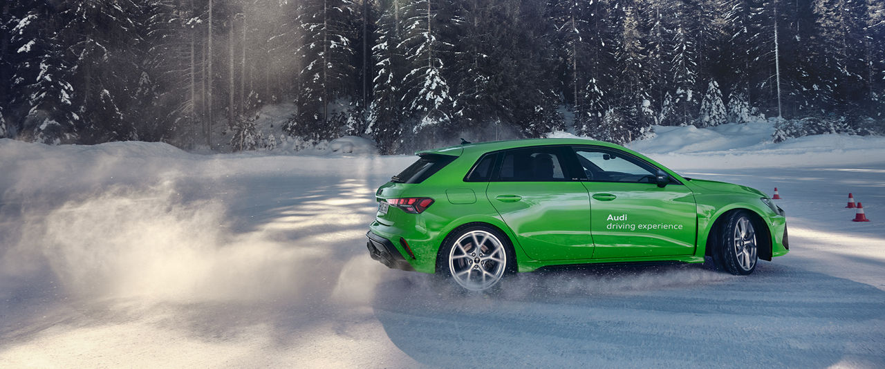 Hellgrüner Audi RS 3 Sportback drifted im Schnee