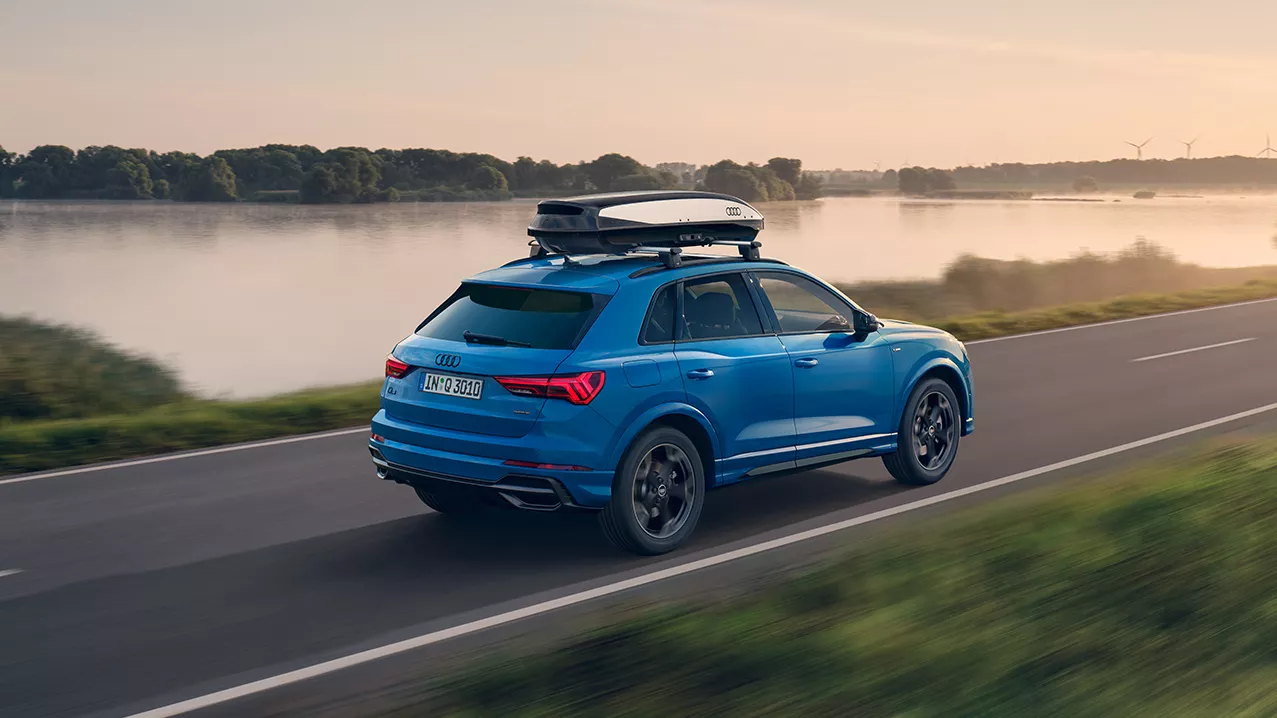 Sinine Audi Q3 katuseboksiga