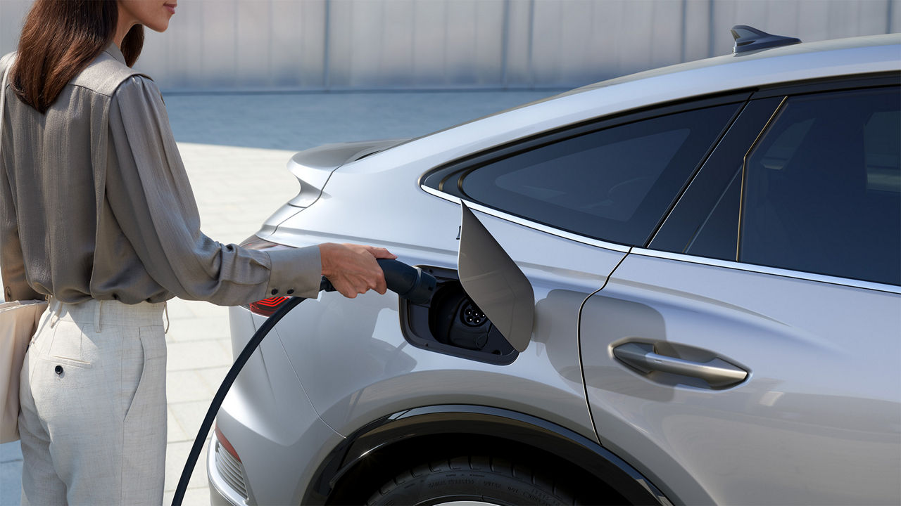 Foto de cuánto cuesta cargar un coche eléctrico en España. 