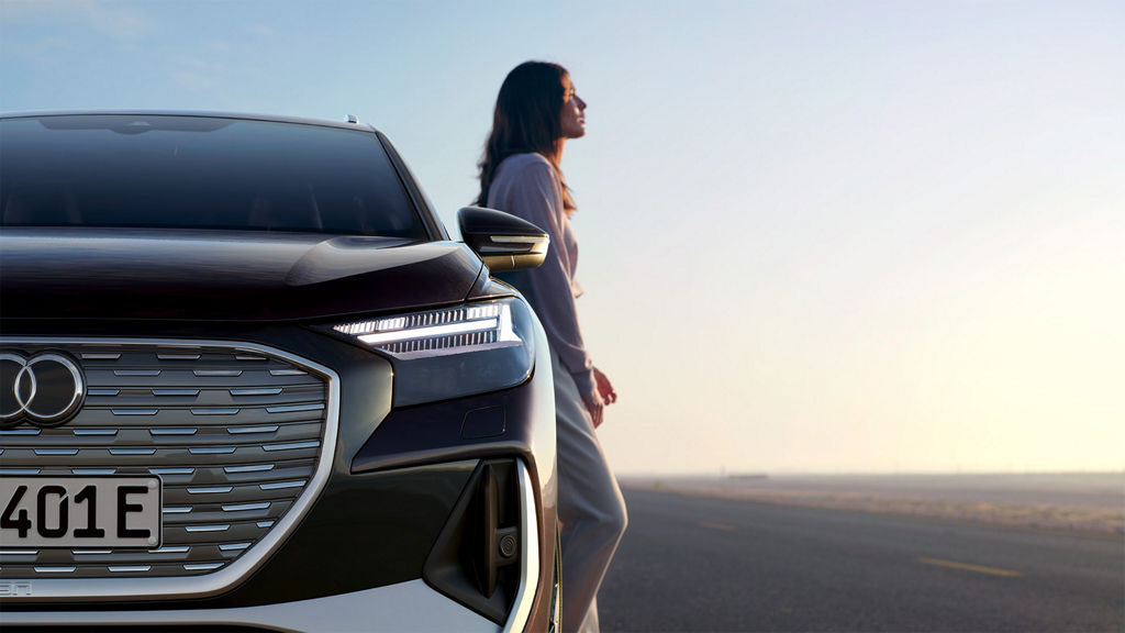 Foto de un coche híbrido enchufable y las etiquetas ambientales de la DGT