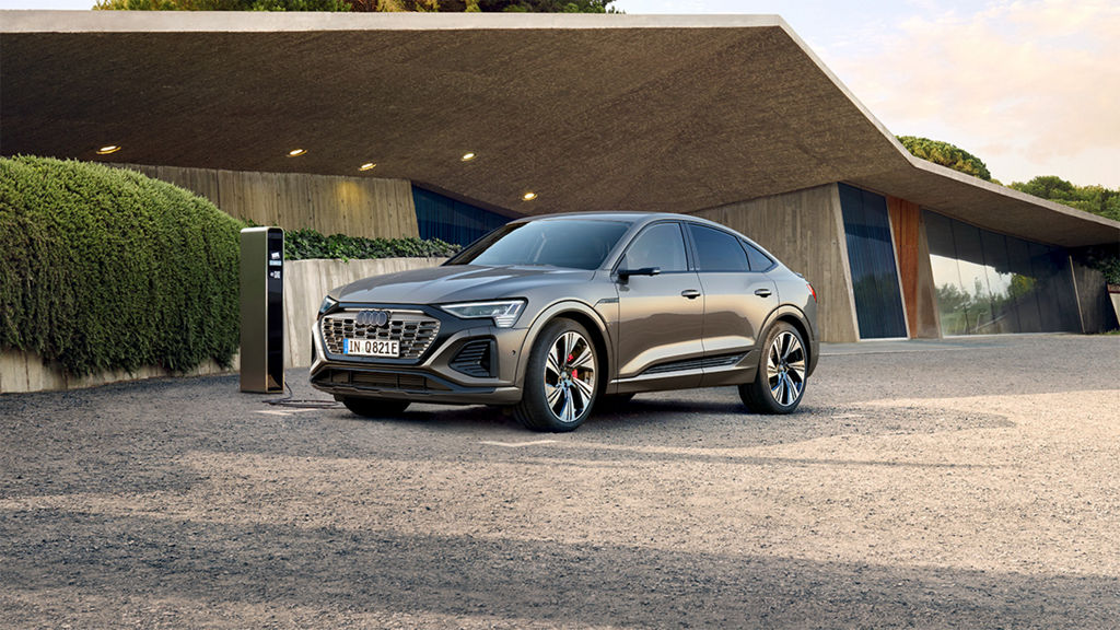 Foto de un coche híbrido enchufable y las etiquetas ambientales de la DGT