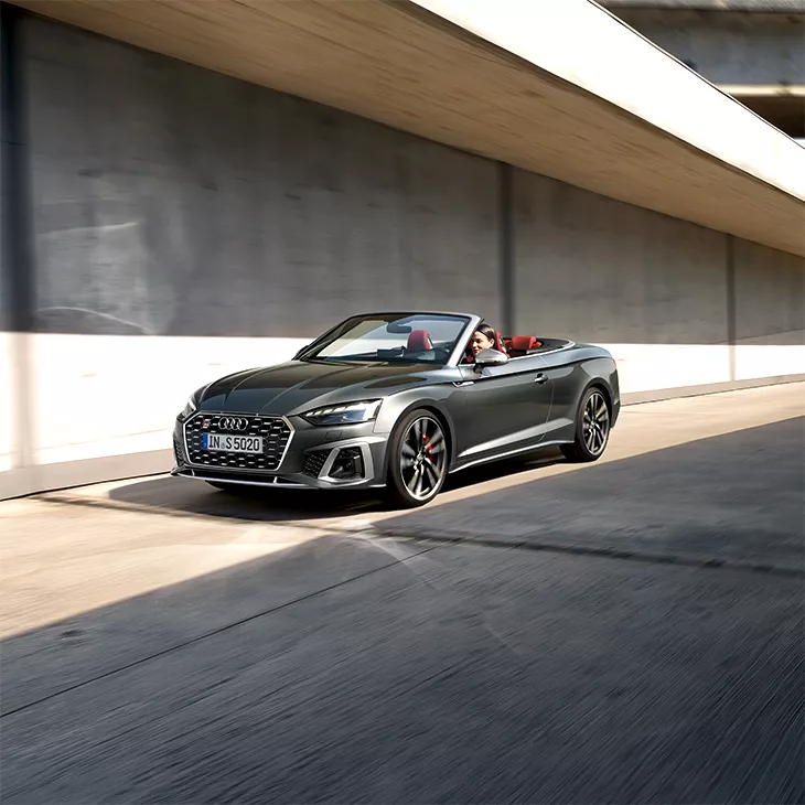 Foto de un Audi cabrio, un descapotable deportivo con dos asientos. 