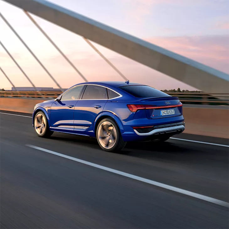 Foto de la autonomía de un coche híbrido enchufable de Audi. 