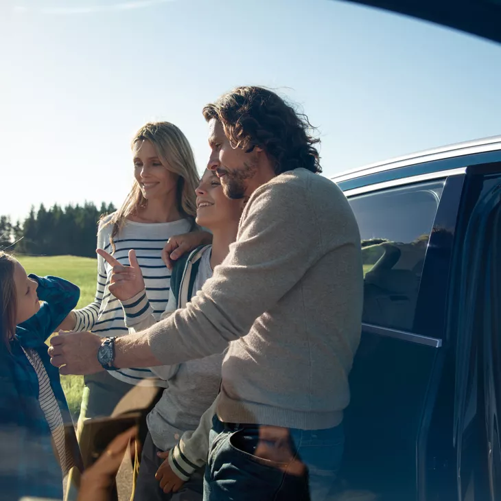 Foto de una familia comprando un Audi de segunda mano o un Audi de ocasión.