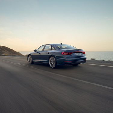 Foto de la autonomía de un coche híbrido enchufable Audi A8 TFSIe de la gama Superpremium de Audi. 