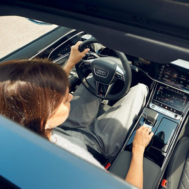 Foto del diseño de un coche híbrido enchufable Audi A8 TFSIe de la gama Superpremium de Audi. 
