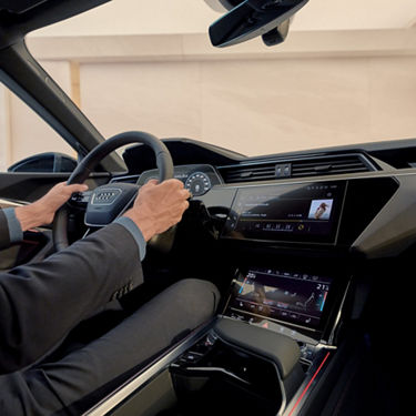 Foto del espacio del maletero de un coche eléctrico Audi Q8 e-tron de la gama Superpremium de Audi. 