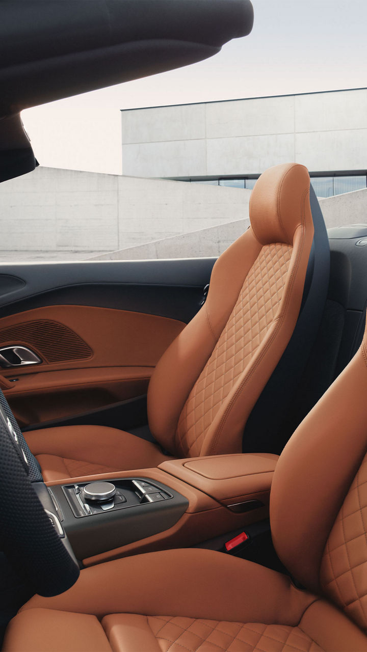 Asientos deportivos del Audi R8 Spyder V10 Performance RWD en marrón Palomino.