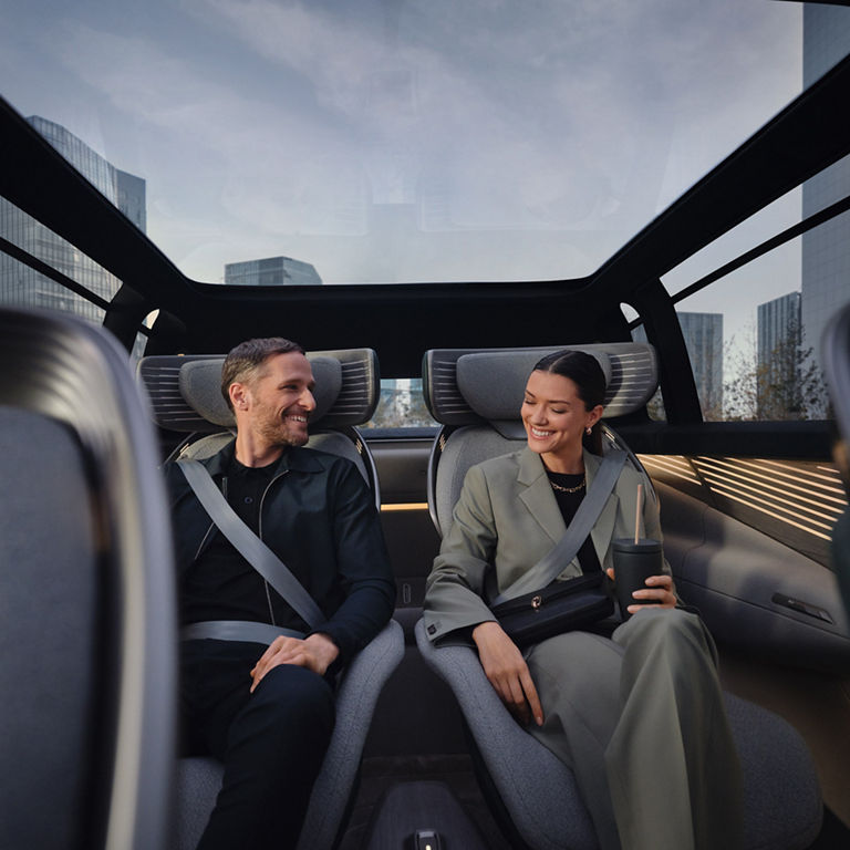 El amplio techo panorámico del Audi urbansphere concept permite observar el exterior de un modo único. 