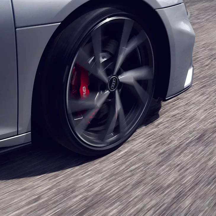 Foto del cambio de pastillas y discos de frenos de Accesorios Originales Audi. 
