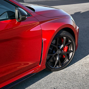Foto del cambio de pastillas y discos de frenos de Accesorios Originales Audi. 