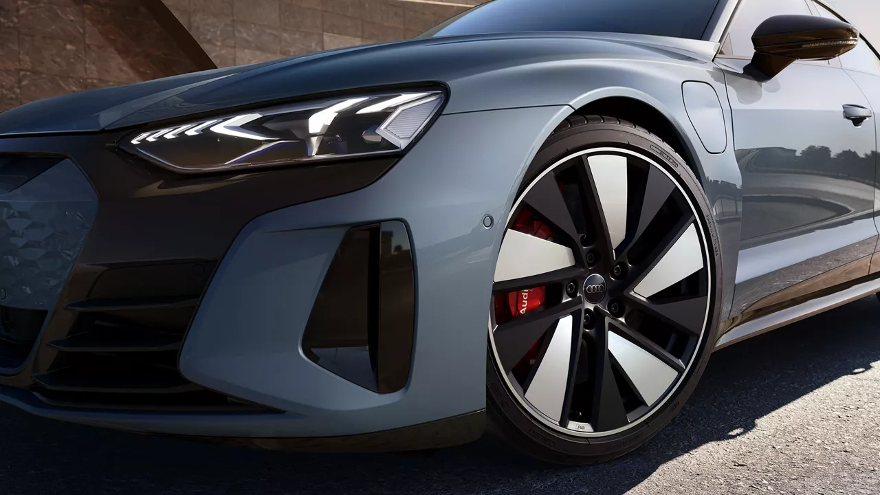 Foto de un cambio de pastillas y discos de frenos de un Audi.