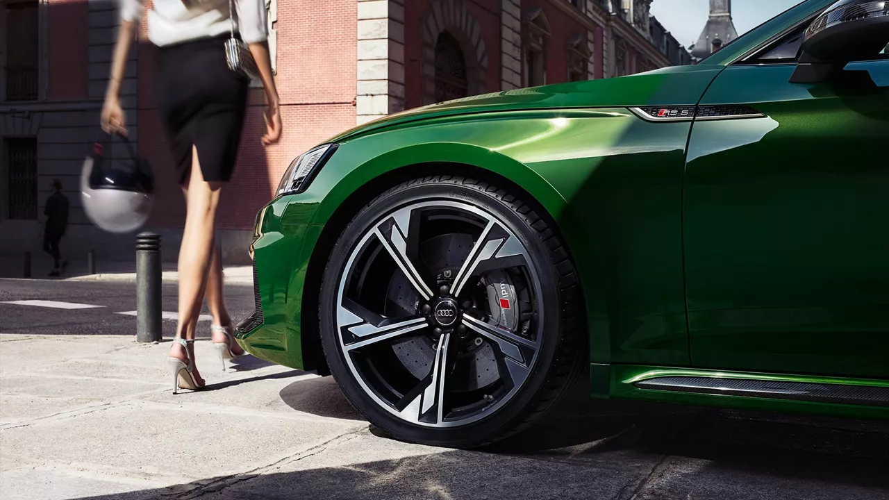 Foto de un cambio de neumáticos de un Audi.