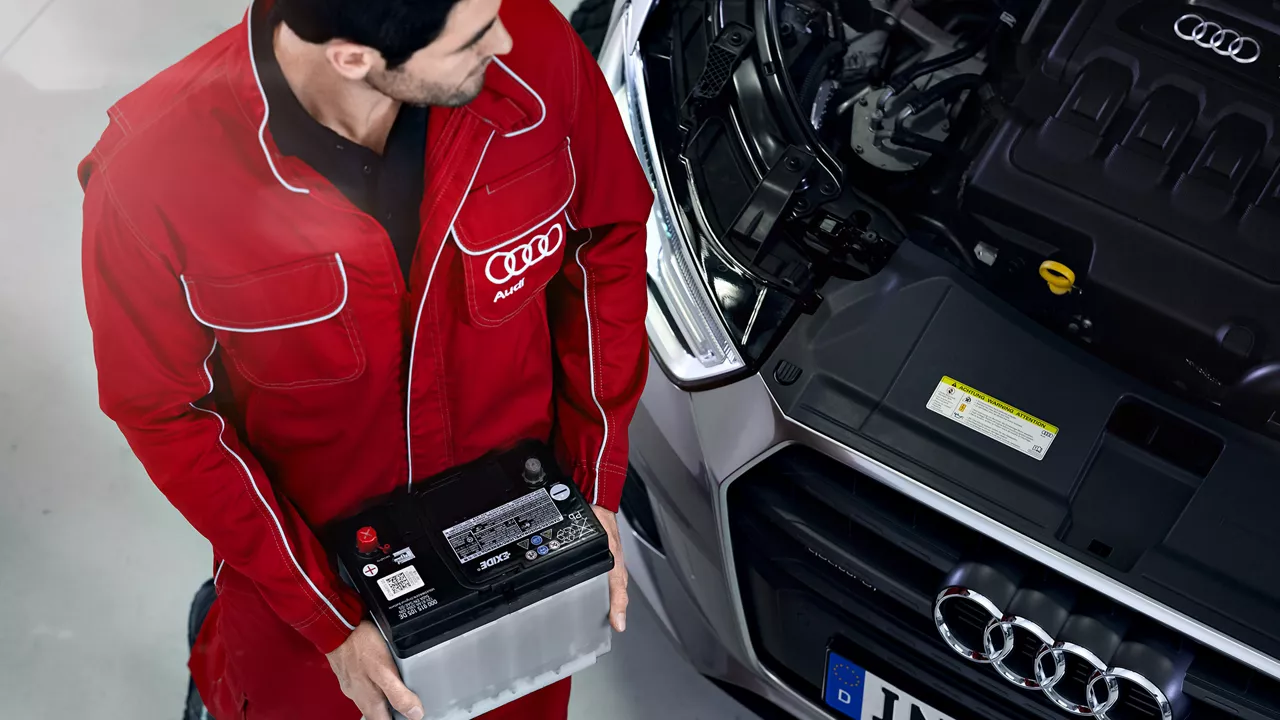 Foto de un cambio de bateria de un Audi. 