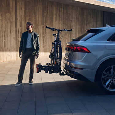 Foto de un portabicicletas para enganche de remolque plegable de Accesorios Originales Audi. 