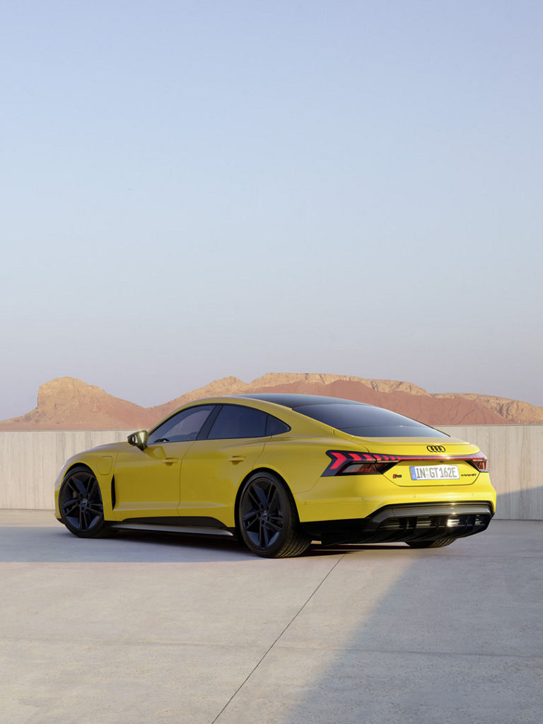 Keltainen Audi RS e-tron GT takaviistosta